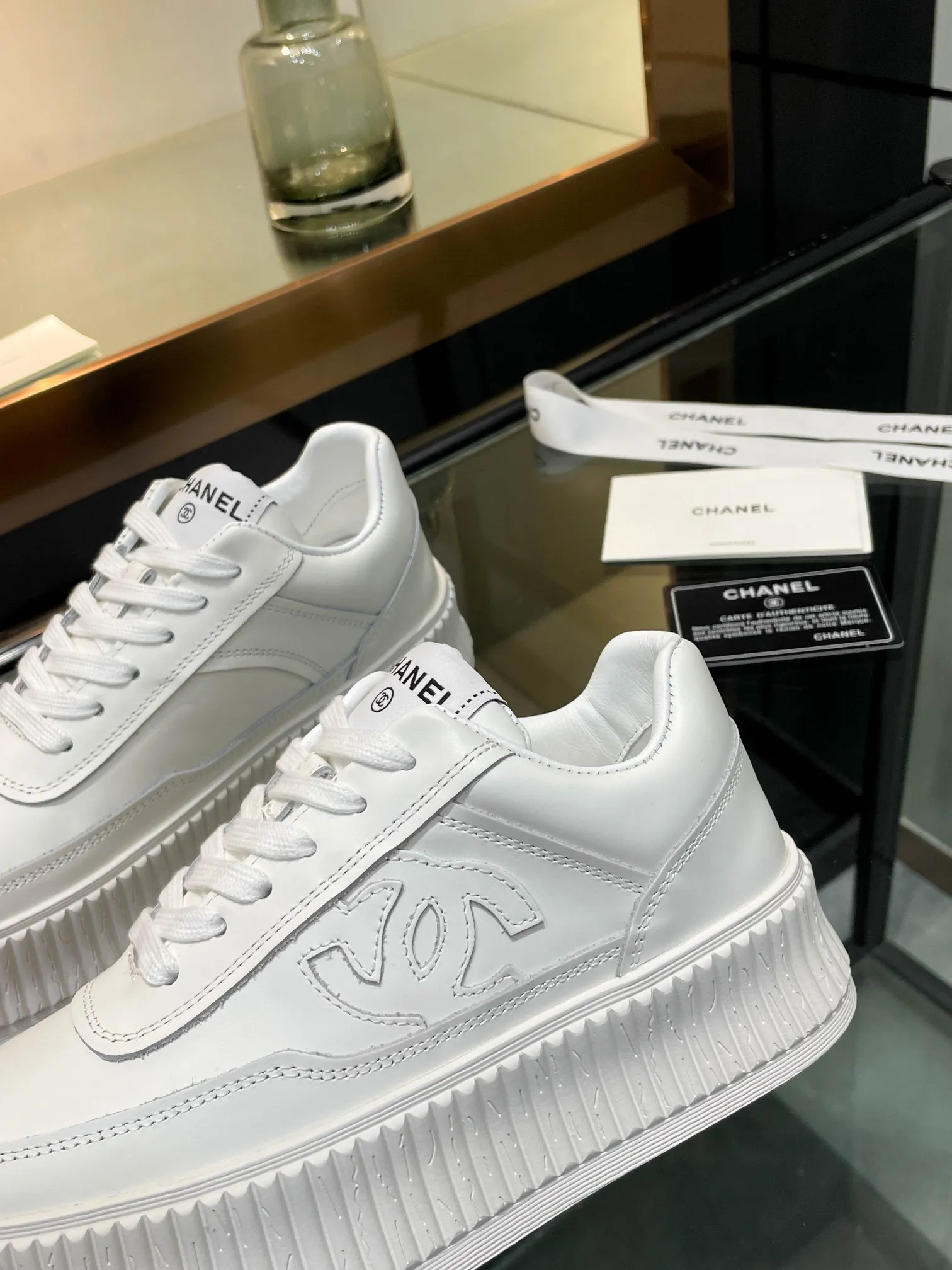 💕💕Factory direct selling price p520💕💕Chanel Chanel 25A latest model full leather panda color white shoes casual sports shoes original purchase and development production Xiaoxiang C Home Another super popular item in the counter, the love of Internet celebrity bloggers and ladies, various praises on social platforms, super popular, high quality, breathable and super spring and summer. Seeing this issue always arouses girls' inner desire for fashion. The latest suede material, classic black and white color, full of fashionable feeling on the feet, easy to care for. Fabric: Original customized imported cowhide material. Lining: Customized soft sheepskin lining. Sole: Original molded rubber non-slip outsole. Bottom thickness: 5CM. Size: Women's size 35-40.